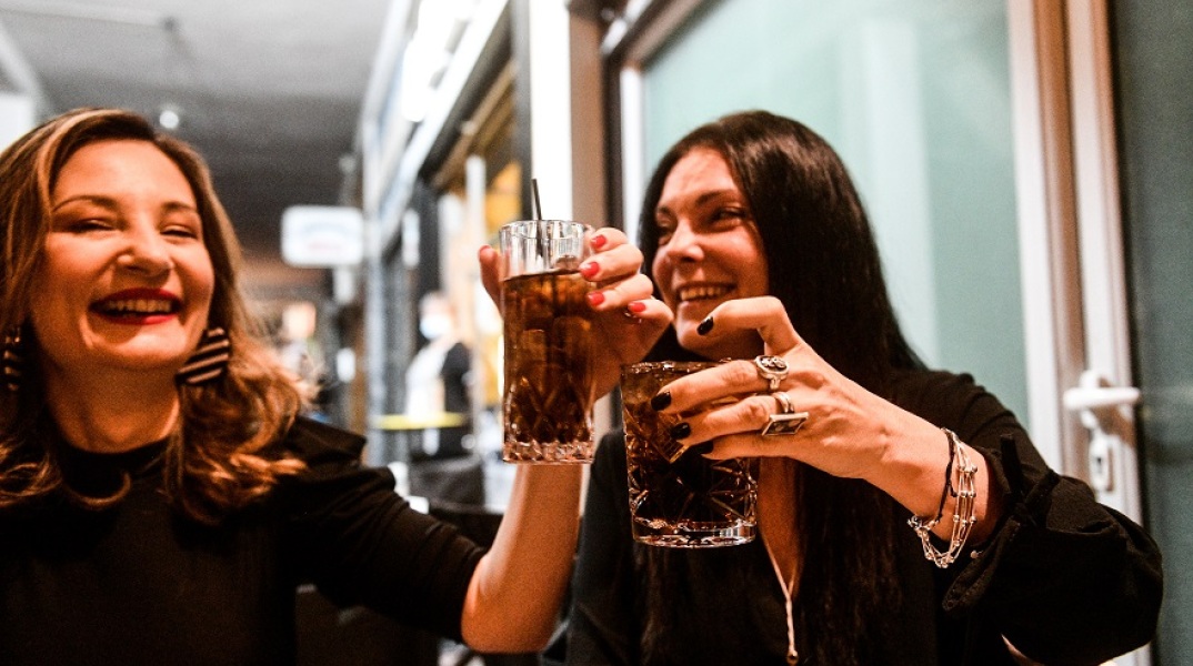 Έξοδος για ποτό μετά το lockdown - Τι αλλάζει πλέον στη διασκέδαση