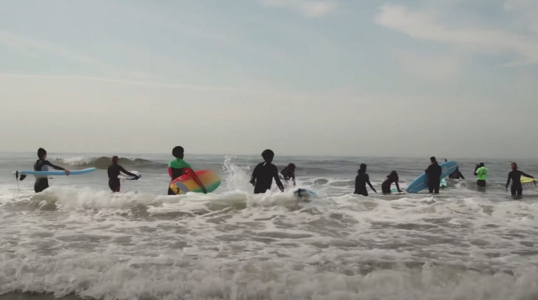 The Freedom to be: Η νέα web series σειρά που θέλει να αναδείξει την μαύρη κουλτούρα της Νέας Υόρκης, καταπιάνεται με την κοινότητα των σέρφερς στην περιοχή του Ρόκαγουει