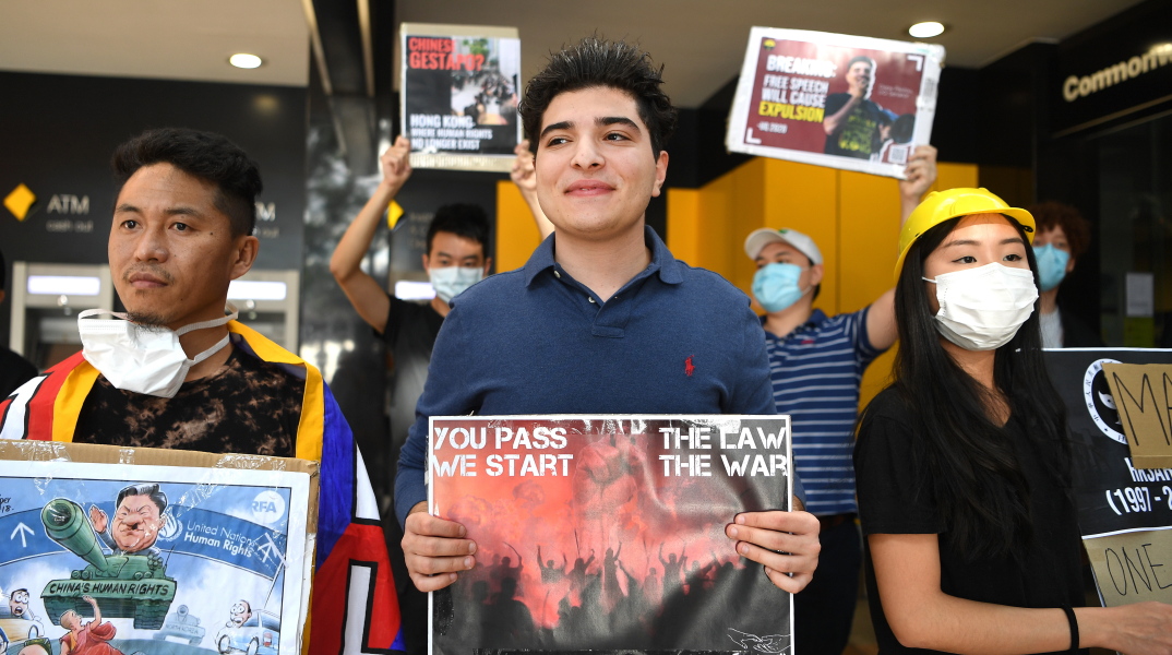 Φοιτητές και ο ακτιβιστής του Πανεπιστημίου του Κουίνσλαντ Drew Pavlou σε διαμαρτυρία υπέρ του Χονγκ Κονγκ, έξω από το κινεζικό προξενείο στο Μπρίσμπεϊν της Αυστραλίας