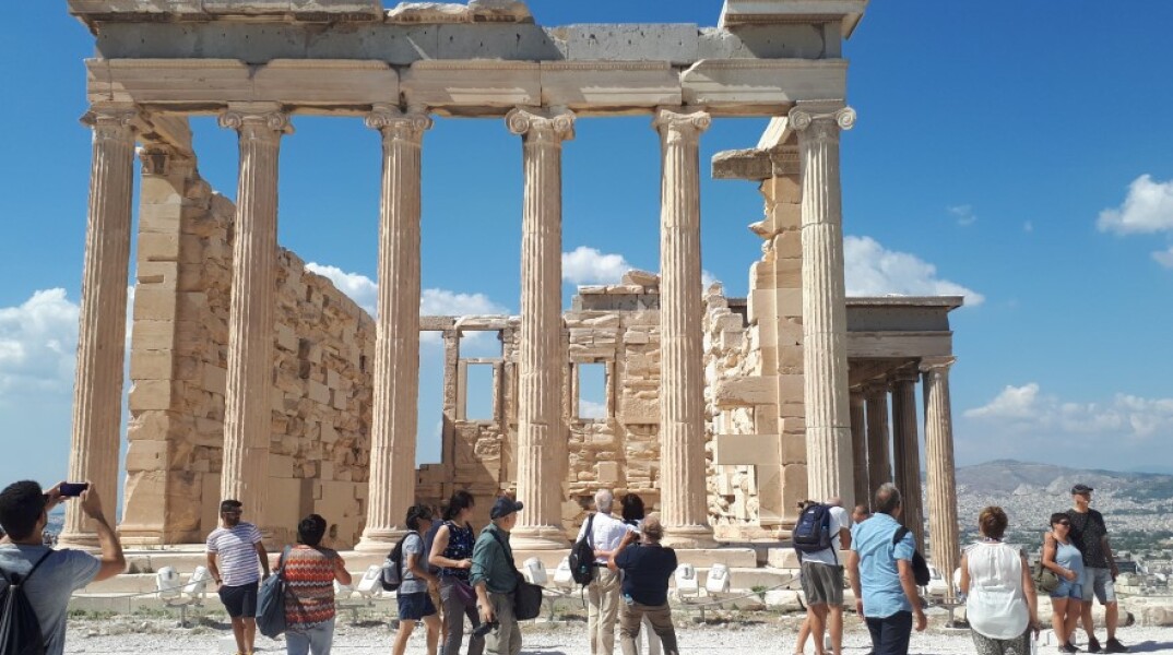 Τουρίστες στην Ακρόπολη © Pexels/dirk bijstra