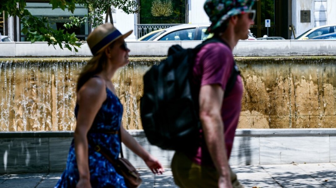 Δύο άνθρωποι περπατάνε στο κέντρο της Αθήνας © Eurokinissi/ΜΠΟΛΑΡΗ ΤΑΤΙΑΝΑ