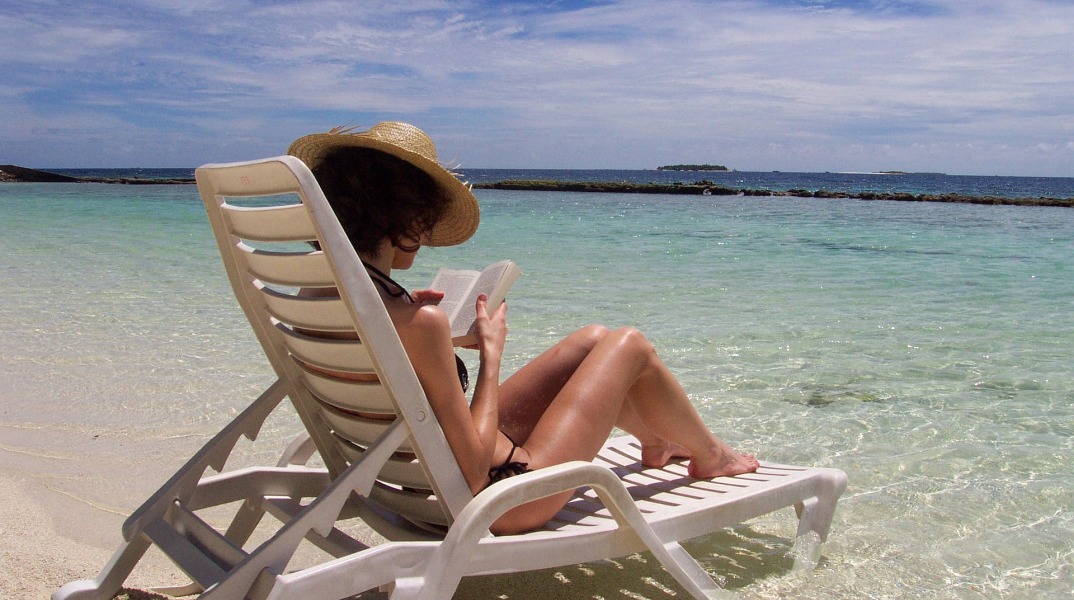 4 βιβλία που αποτελούν την καλύτερη συντροφιά για την παραλία 