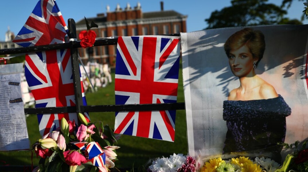 Λουλούδια και αφίσες της Νταϊάνα στην πύλη του Κένσιγκτον © EPA/NEIL HALL