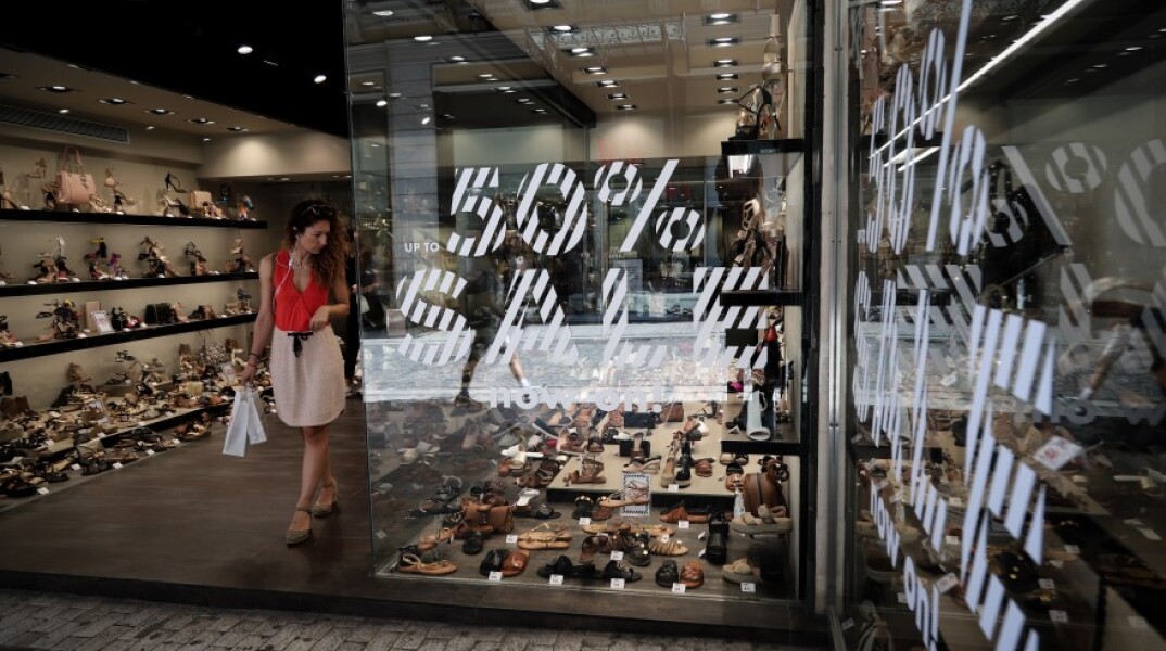 Οι θερινές εκπτώσεις θα ξεκινήσουν μία εβδομάδα νωρίτερα, στις 5 Ιουλίου σε μία προσπάθεια τόνωσης της αγοράς © Eurokinissi/BΑΣΙΛΗΣ ΡΕΜΠΑΠΗΣ