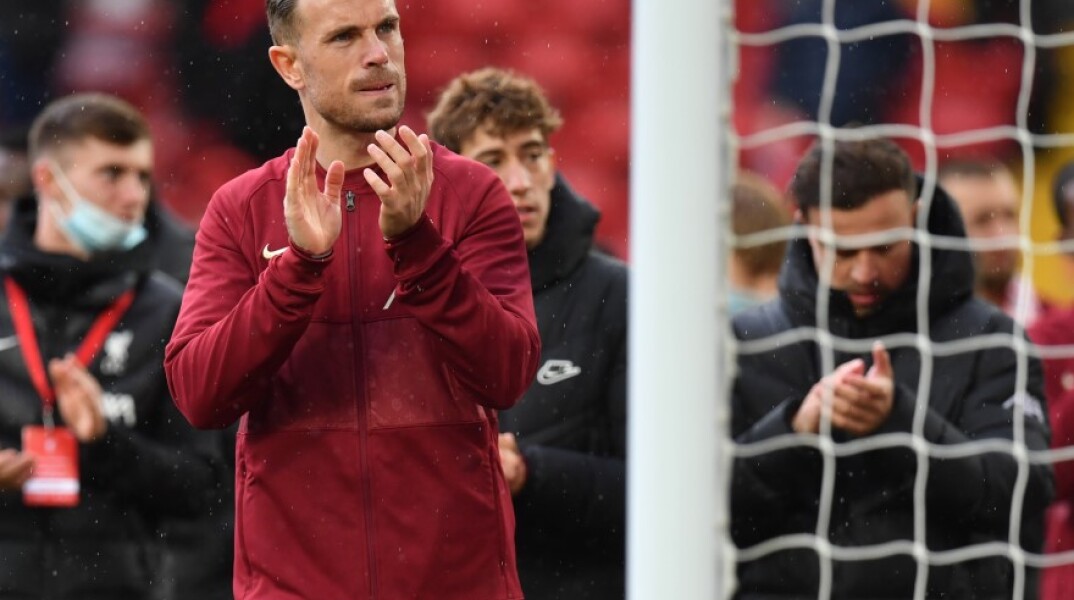 O Tζόρνταν Χέντερσον χειροκροτάει © EPA/Paul Ellis