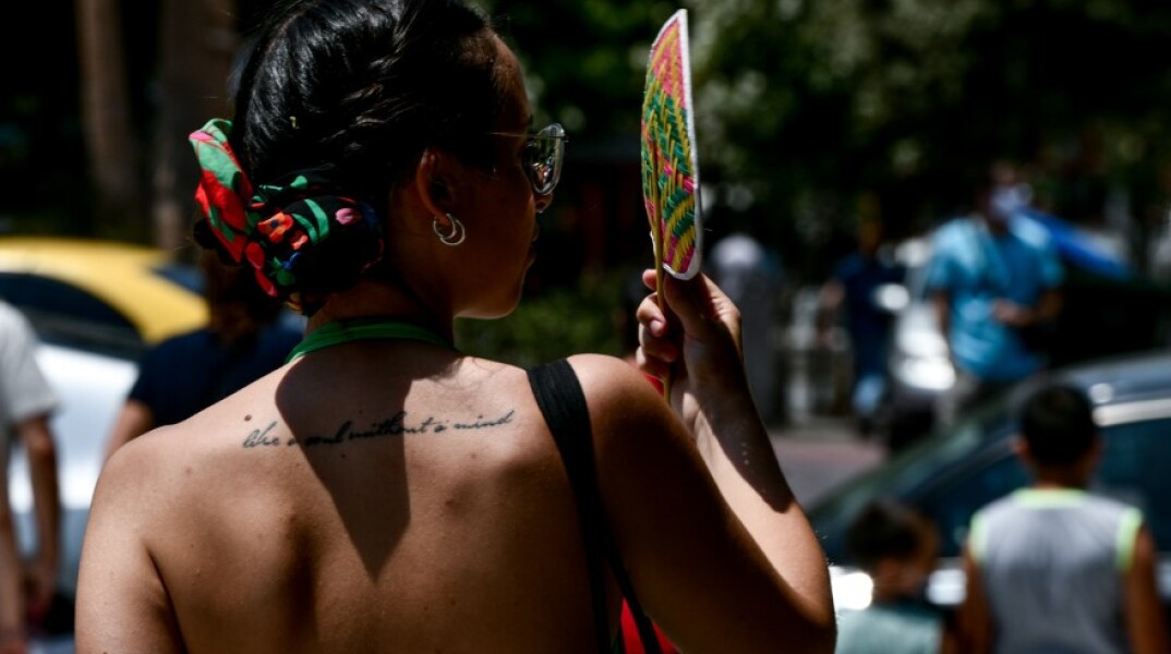 Μια γυναίκα με βεντάλια στο κέντρο της Αθήνας © Eurokinissi/ΜΠΟΛΑΡΗ ΤΑΤΙΑΝΑ