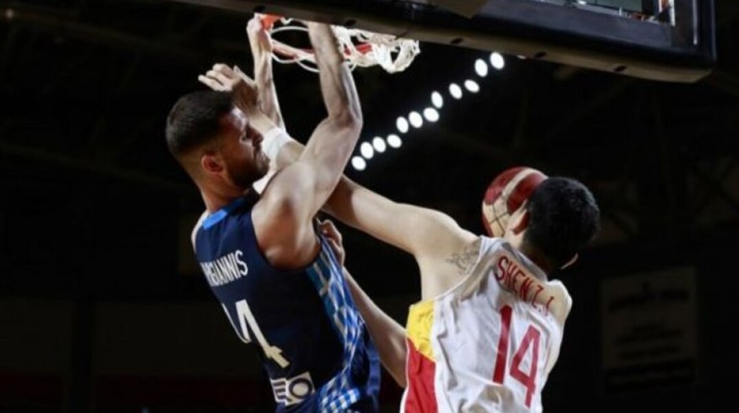 Ο Παπαγιάννης σε κάρφωμά του