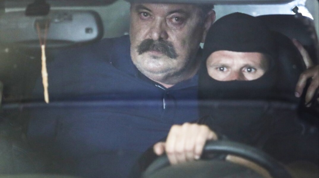 O Xρήστος Παππάς ενώ οδηγείται στις φυλακές Δομοκού © Eurokinissi/ΣΩΤΗΡΗΣ ΔΗΜΗΤΡΟΠΟΥΛΟΣ