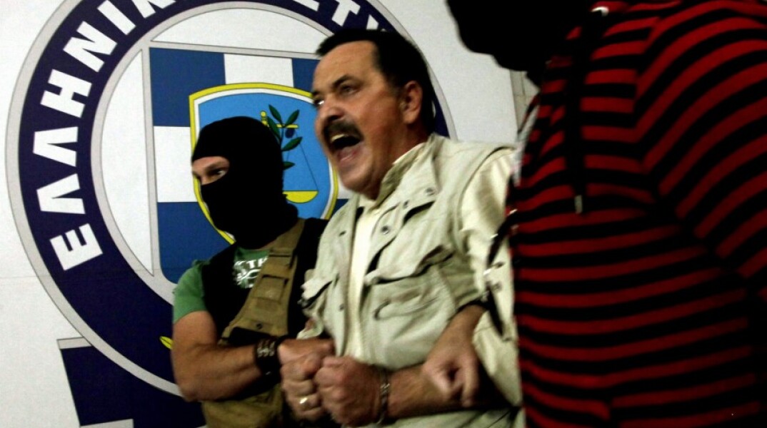 Ο Χρήστος Παππάς κατά τη σύλληψή του © Eurokinissi/ /ΓΕΩΡΓΙΑ ΠΑΝΑΓΟΠΟΥΛΟΥ