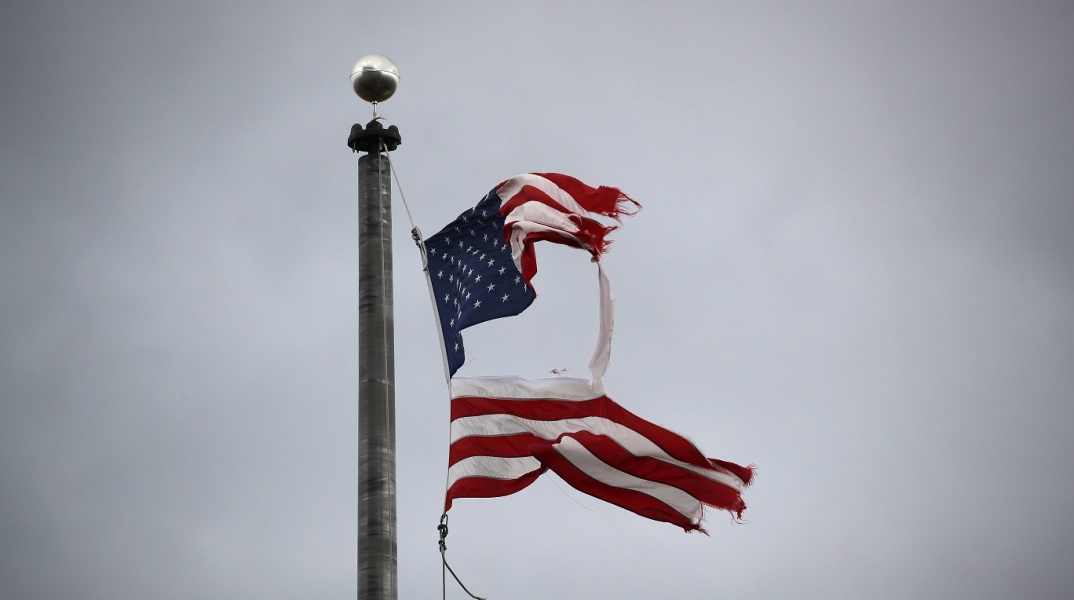 Αμερικάνικη σημαία με σχισμές που κυματίζει