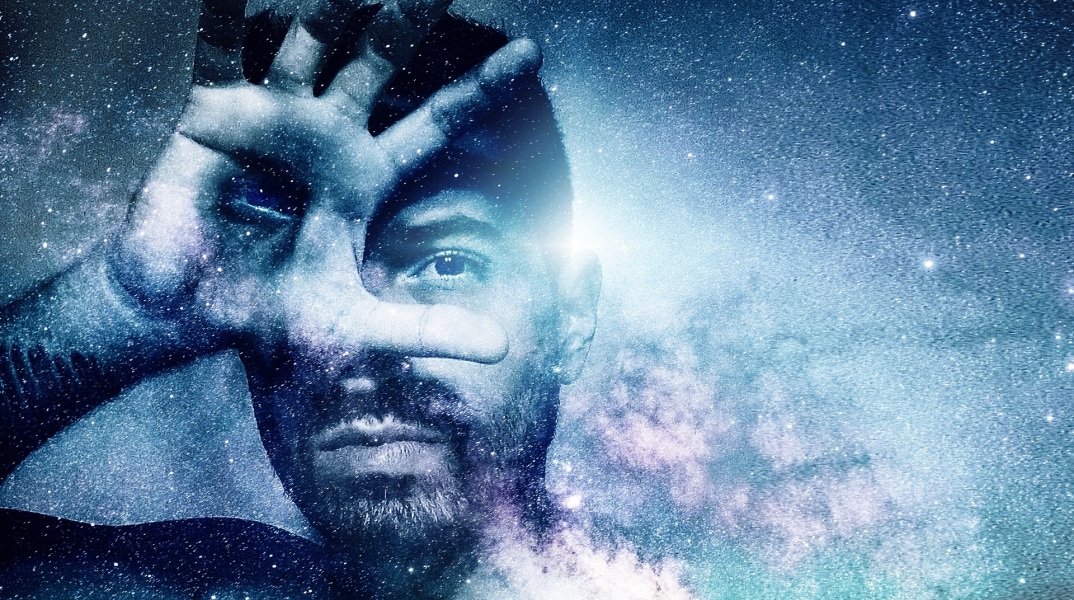 Άνδρας με φόντο τον γαλαξία