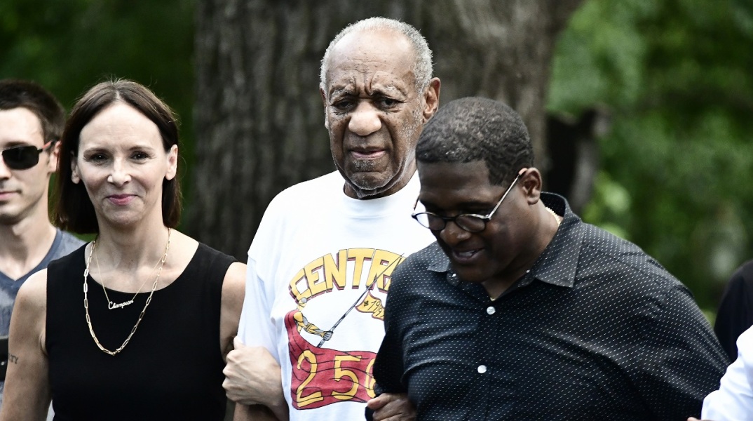 Ο ηθοποιός Bill Cosby συνοδευόμενος από μία γυναίκα κι έναν άνδρα