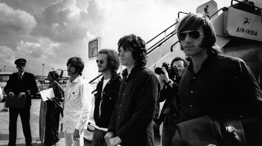 John Densmore, Bobby Krieger, Jim Morrison και Ray Manzarek, το συγκρότημα The Doors μόλις έχει προσγειωθεί στο αεροδρόμιο του Λονδίνου