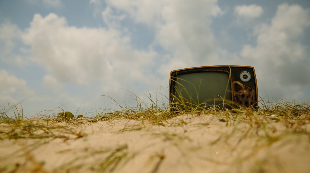 Παλιά συσκευή τηλεόρασης σε άμμο