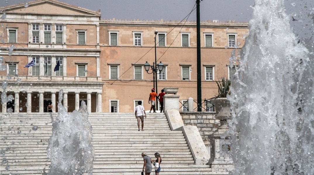Το σιντριβάνι στο κέντρο της Αθήνας - Πλατεία Συντάγματος