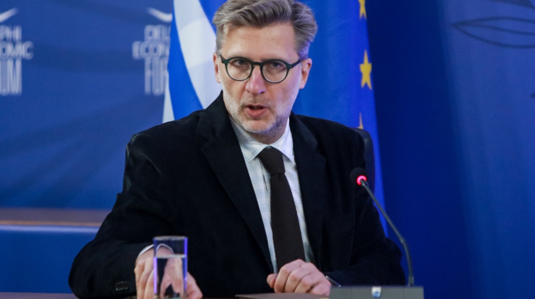 Ο υφυπουργός παρά τω πρωθυπουργώ Άκης Σκέρτσος, απαντά στις δηλώσεις πολιτικών αντιπάλων της κυβέρνησης ότι διχάζει την κοινωνία με την τελευταία δέσμη μέτρων.