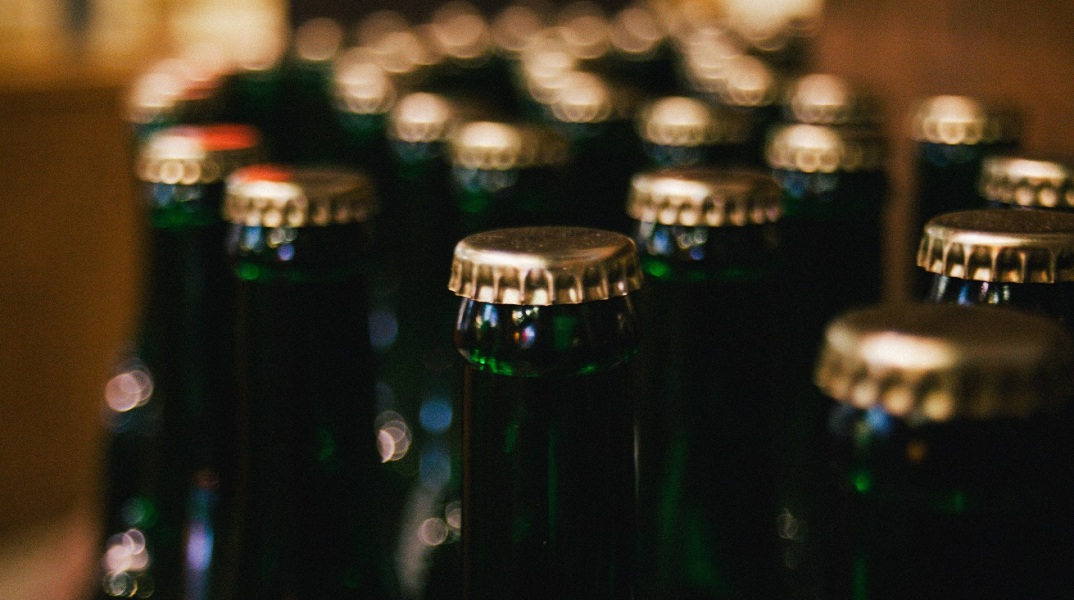Ελεγκτές της Ανεξάρτητης Αρχής Δημοσίων Εσόδων εντόπισαν 54 τόνους νοθευμένου και λαθραίου αλκοόλ μέσα σε 48 ώρες στο πλαίσιο της επιχείρησης «Καθαρά Ποτά»