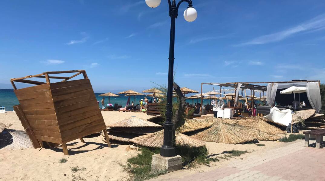 Ανεμοστρόβιλος έπληξε την Κυριακή την παραλία των Νέων Μουδανιών στη Χαλκιδική, προκαλώντας υλικές ζημιές, ενώ 2 άτομα τραυματίστηκαν.