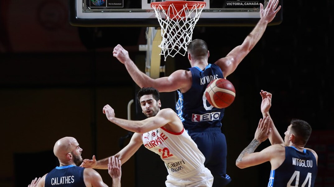 Προολυμπιακό Τουρνουά: Η Εθνική Ελλάδος μπάσκετ νίκησε με 81-63 την Τουρκία και βρίσκεται μια ανάσα μακριά από τους Ολυμπιακούς Αγώνες του Τόκιο.