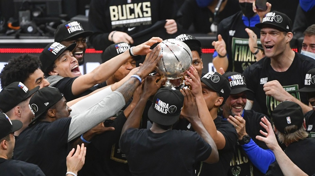 Οι Μιλγουόκι Μπακς του Γιάννη Αντετοκούνμπο προκρίθηκαν στους τελικούς NBA κατακτώντας το πρωτάθλημα της Ανατολικής Περιφέρειας.