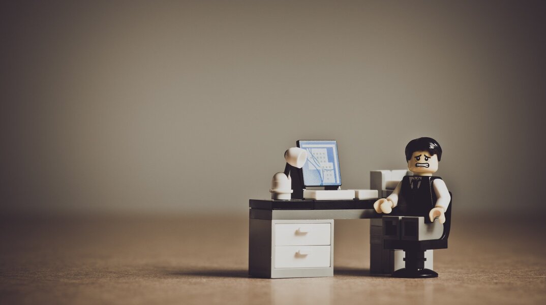 Lego φιγούρα υπαλλήλου σε γραφείο