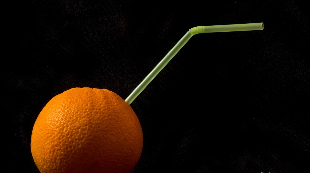 Πορτοκάλι και πλαστικό καλαμάκι