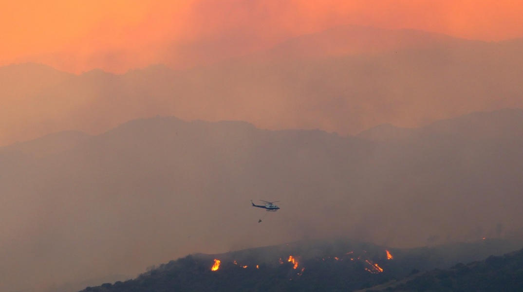 Οι τέσσερις μέχρι πρότινος αγνοούμενοι από την μεγάλη φωτιά που μαίνεται στην Κύπρο ανασύρθηκαν νεκροί. Συνεχίζεται η μάχη με τις φλόγες για δεύτερη μέρα. 
