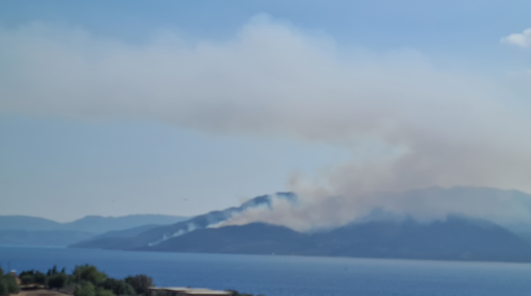Ένα σπίτι κάηκε από τη φωτιά που ξέσπασε την Κυριακή στα Μέθανα, παραμένουν στην περιοχή οι πυροσβεστικές δυνάμεις. Μαίνονται οι πυρκαγιές εδώ και 24 ώρες.  