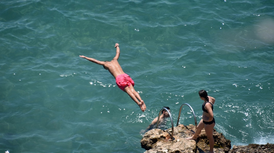 Σοβαρά τραυματίστηκε στον αυχένα ένας 16χρονος στα Χανιά της Κρήτης, έπειτα από βουτιά – Κρίθηκε απαραίτητη η άμεση μεταφορά του στο Ηράκλειο.