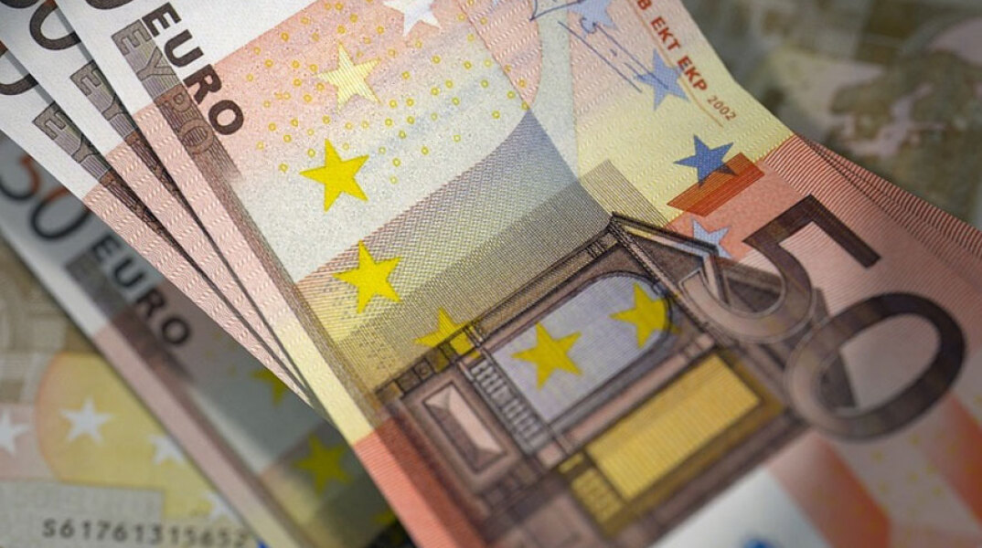 Χαρτονομίσματα ευρώ (ΦΩΤΟ ΑΡΧΕΙΟΥ) - Δήλωση για την αποζημίωση ειδικού σκοπού για τους μήνες Μάρτιο, Απρίλιο και Μάιο 2021 μπορούν να κάνουν από την Τρίτη (6/7) οι ξεναγοί