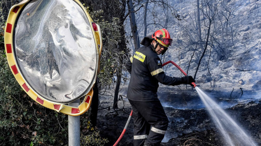 Πυροσβέστης επιχειρεί σε δασική πυρκαγιά (ΦΩΤΟ ΑΡΧΕΙΟΥ) - Η φωτιά στην Πάρνηθα ξεκίνησε από κεραυνούς