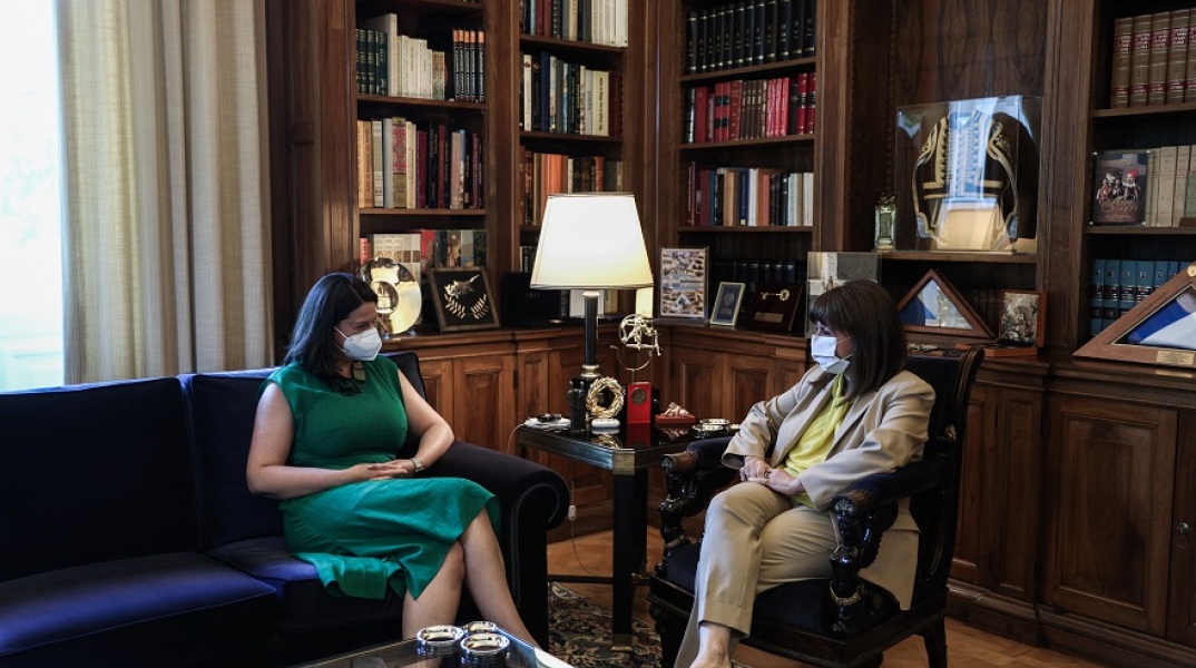 Η Πρόεδρος της Δημοκρατίας, Κατερίνα Σακελλαροπούλου, υποδέχθηκε την υπουργό Παιδείας, Νίκη Κεραμέως