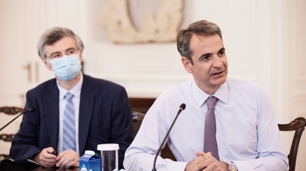 O Kυριάκος Μητσοτάκης  και ο Σωτήρης Τσιόδρας στο Μέγαρο Μαξίμου © Eurokinissi / ΔΗΜΗΤΡΗΣ ΠΑΠΑΜΗΤΣΟΣ