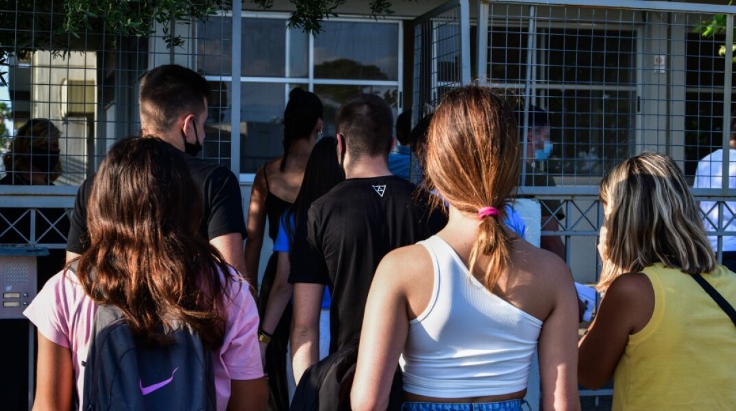 Μαθητές έξω από εξεταστικό κέντρο © Eurokinissi / ΓΙΑΝΝΗΣ ΣΠΥΡΟΥΝΗΣ