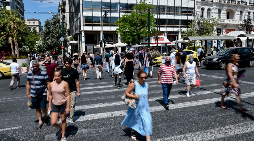 Πολίτες περπατούν στο κέντρο της Αθήνας