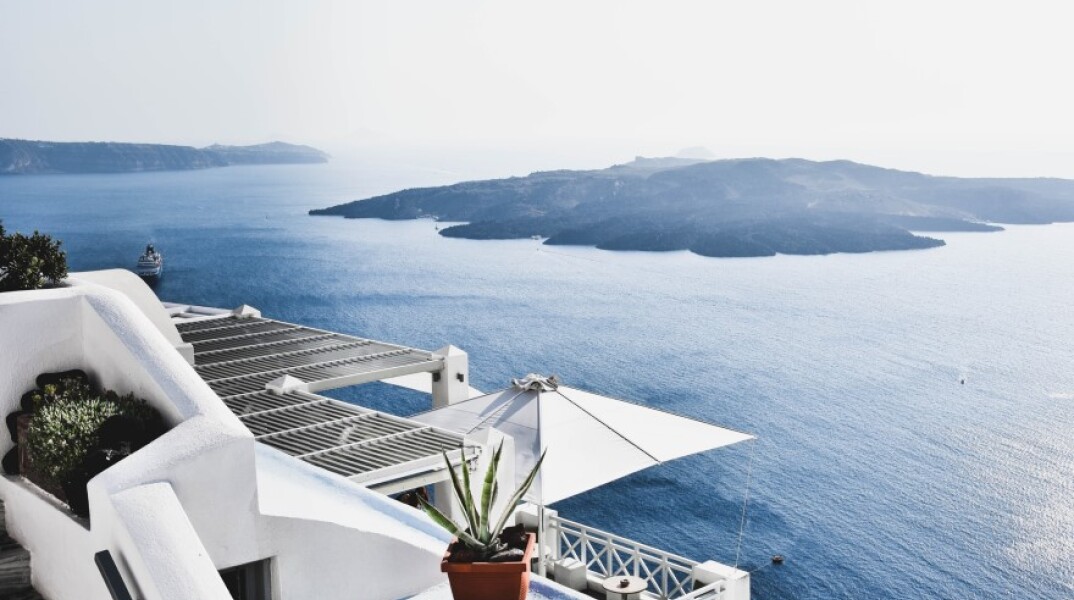 Ξενοσοχείο σε ελληνικό νησί με θέα τη θάλασσα © Unsplash/artiomvallat