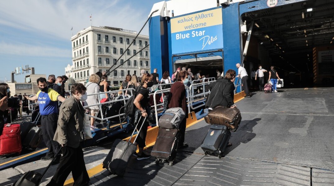 Πολίτες κατά την επιβίβασή τους σε πλοίο στο λιμάνι του Πειραιά