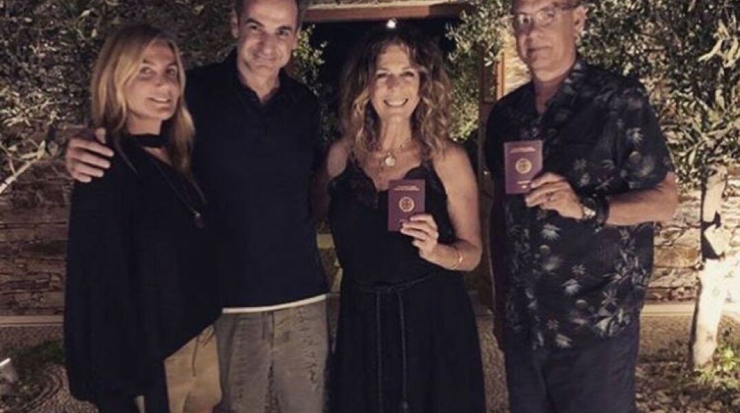 Τομ Χανκς και Ρίτα Γουίλσον ποζάρουν χαμογελαστοί δίπλα στον πρωθυπουργό Κυριάκο Μητσοτάκη και τη σύζυγό του, Μαρέβα @kyriakos_/Instagram