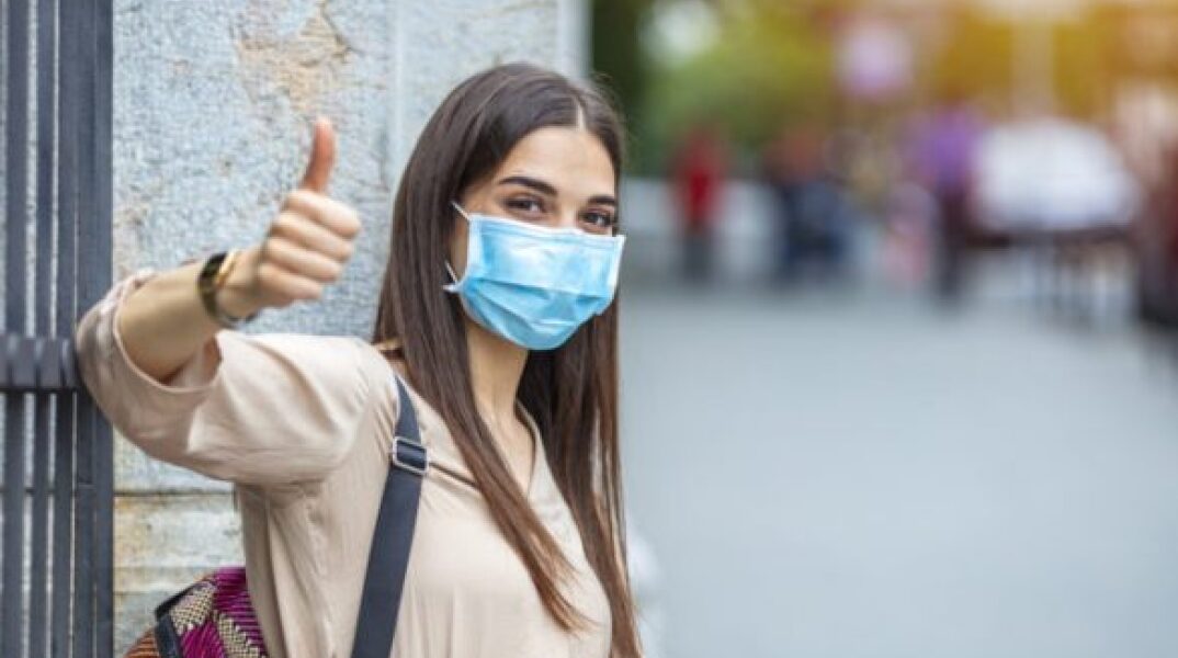 Γυναίκα που φορά μάσκα