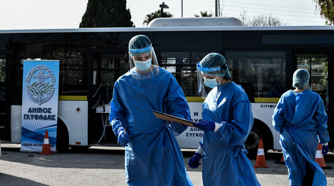 Νέα κρούσματα κορωνοϊού στη Γλυφάδα έδωσαν οι έλεγχοι με rapid test, με τον δείκτη θετικότητας να ξεπερνά το 8%