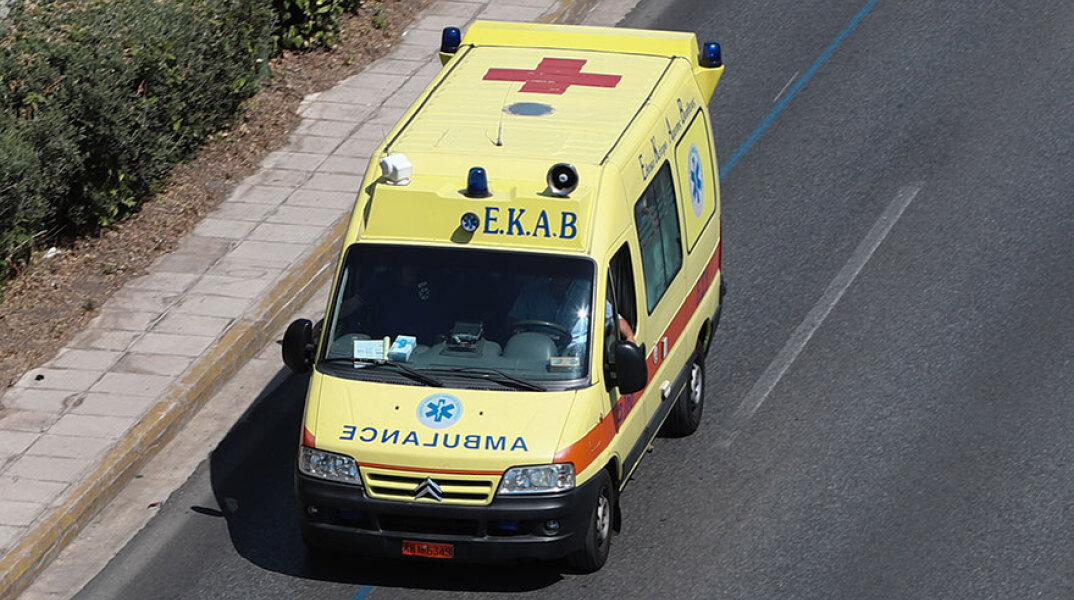 Ασθενοφόρο ΕΚΑΒ (ΦΩΤΟ ΑΡΧΕΙΟΥ) - Πολίτης τραυματίστηκε από πυροβολισμό στην Καισαριανή