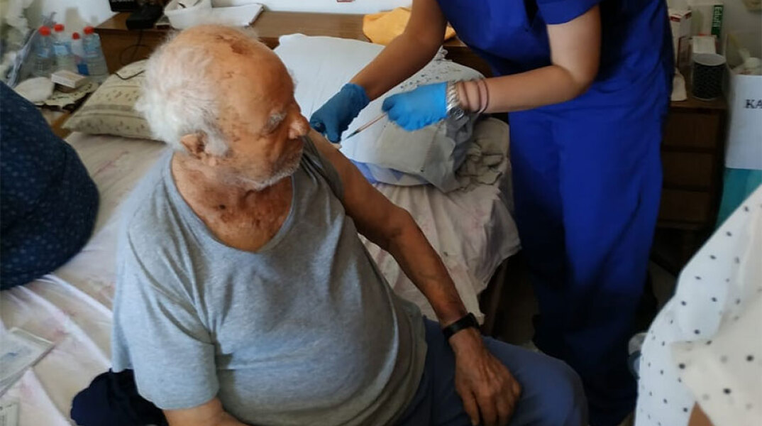 Ο κύριος Νίκος, 93 ετών, είναι ο πρώτος πολίτης στην Ελλάδα που εμβολιάζεται κατ' οίκον για κορωνοϊό