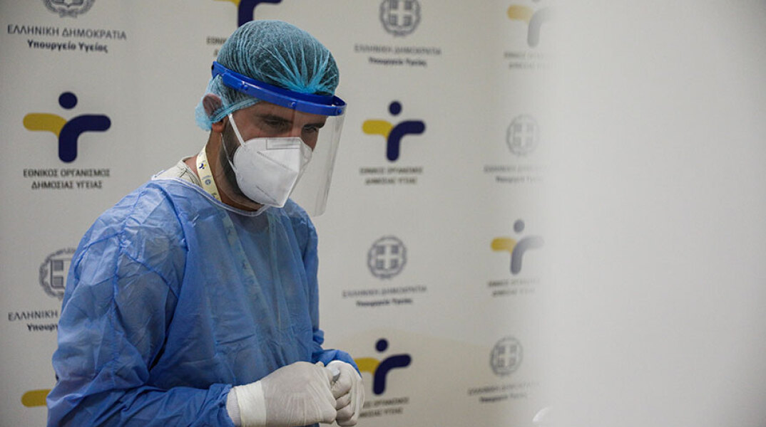 Υγειονομικός του ΕΟΔΥ διενεργεί rapid test - Ανακοινώθηκαν σήμερα Τρίτη 7 Ιουλίου 2021 τα νέα κρούσματα κορωνοϊού στην Ελλάδα