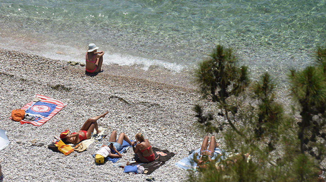 Λουόμενοι σε παραλία (ΦΩΤΟ ΑΡΧΕΙΟΥ) - Δεν αποκλείεται «40άρι» για τον καιρό αύριο, Τετάρτη (7/7)