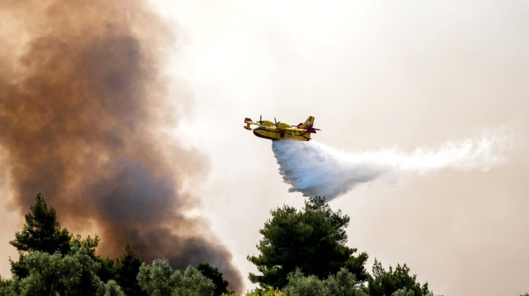 Ελικόπτερο της πυροσβεστικής σε κατάσβεση πυρκαγιάς © Eurokinissi / ΚΑΡΑΓΙΑΝΝΗΣ ΜΙΧΑΛΗΣ