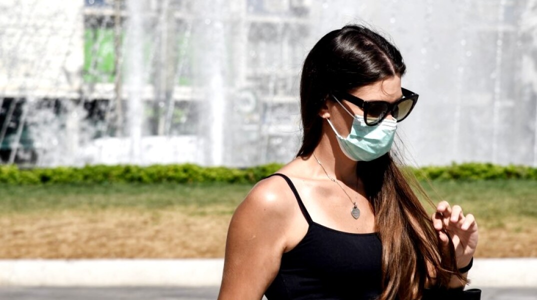 Κοπέλα με μάσκα για τον κορωνοϊό στην Ομόνοια (ΦΩΤΟ ΑΡΧΕΙΟΥ) - Σε ανάλυσή του ο Guardian παρουσιάζει τις διαφορές της Covid-19 με τη γρίπη