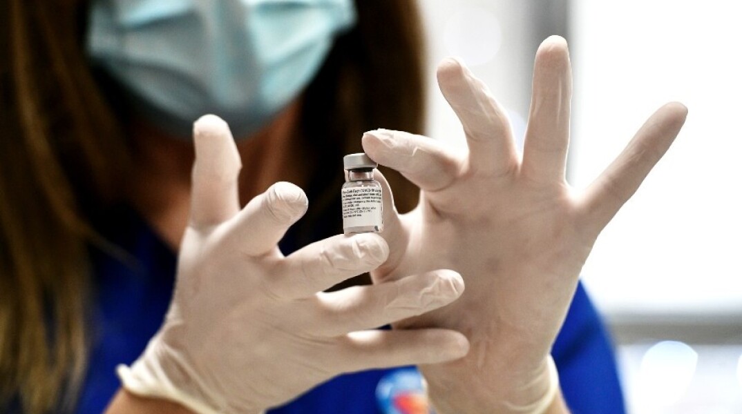 Γιατρός κρτάει φιάλη με εμβόλιο κατά της Covid-19 © ΑΠΕ / ΤΑΤΙΑΝΑ ΜΠΟΛΑΡΗ