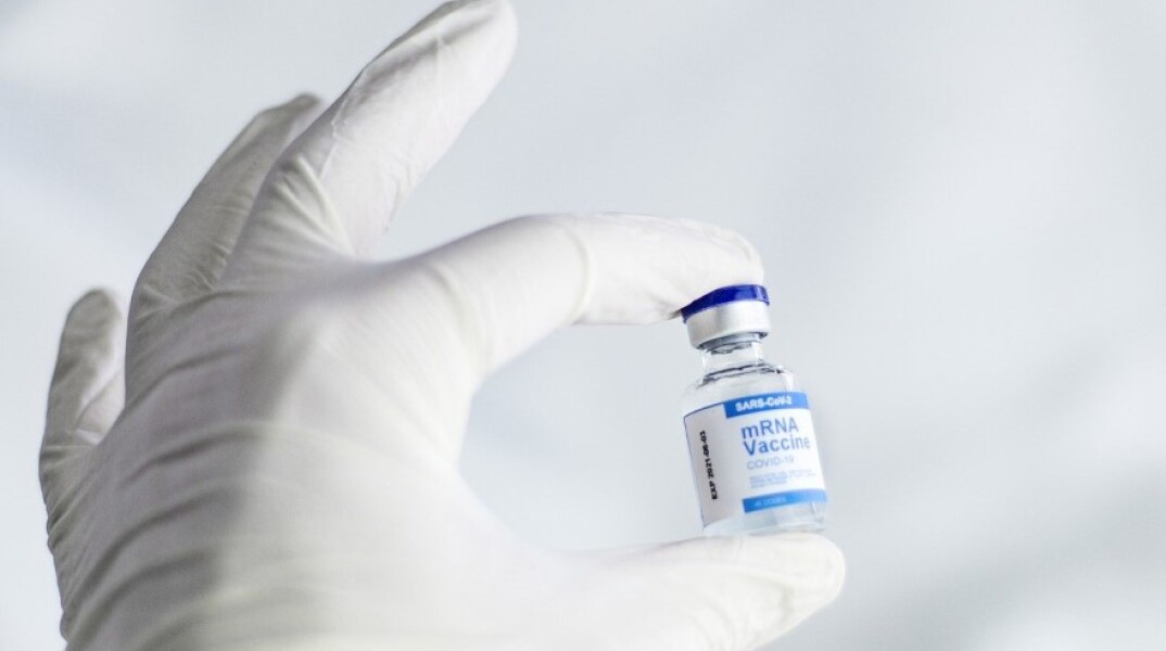 Φιάλη με εμβόλιο © Pixabay - Υπερ του υποχρεωτικού εμβολιασμού το 65%