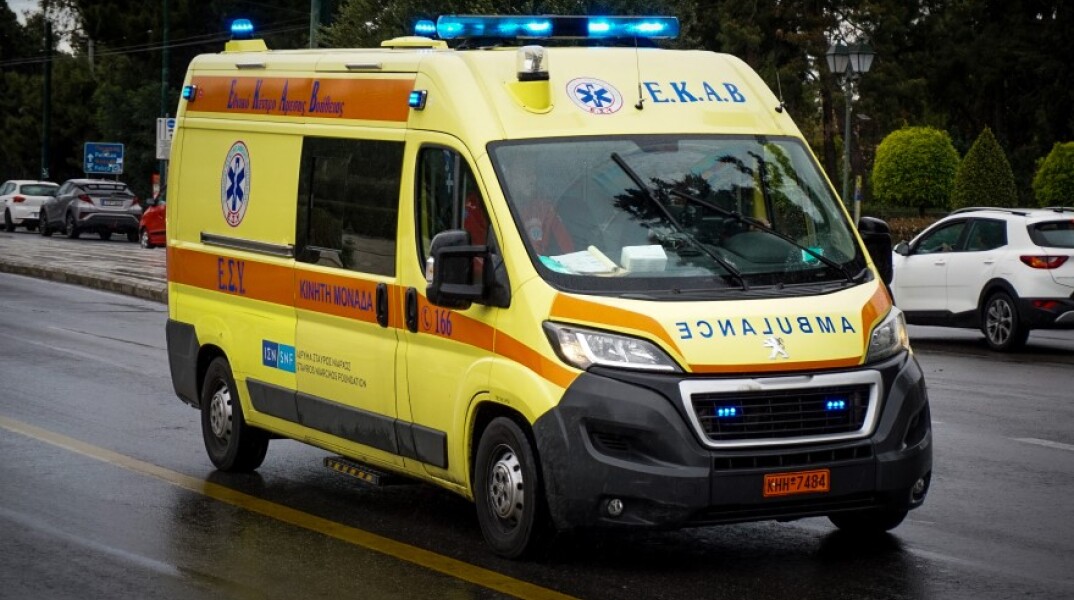 Ασθενοφόρο του ΕΚΑΒ © / EUROKINISSI / ΚΟΝΤΑΡΙΝΗΣ ΓΙΩΡΓΟΣ - Φορτηγό παρέσυρε και σκότωσε 6χρονο κορίτσι