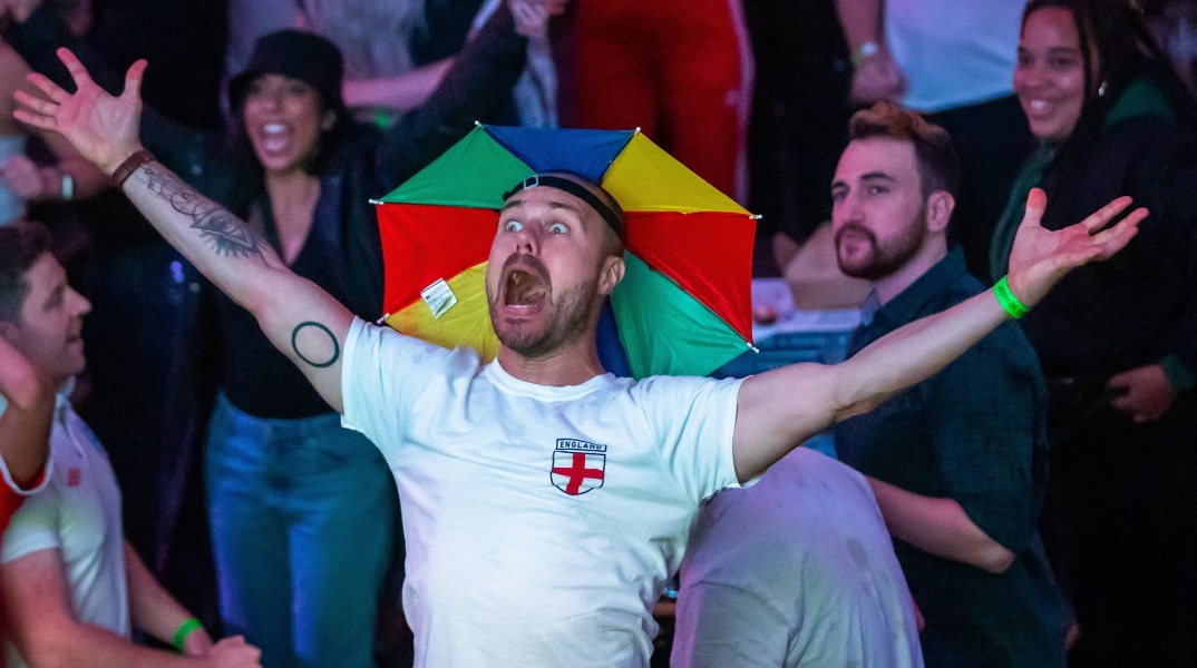 Οπαδός της Εθνικής Αγγλίας πανηγυρίζει την πρόκριση στον τελικό του Euro 2020